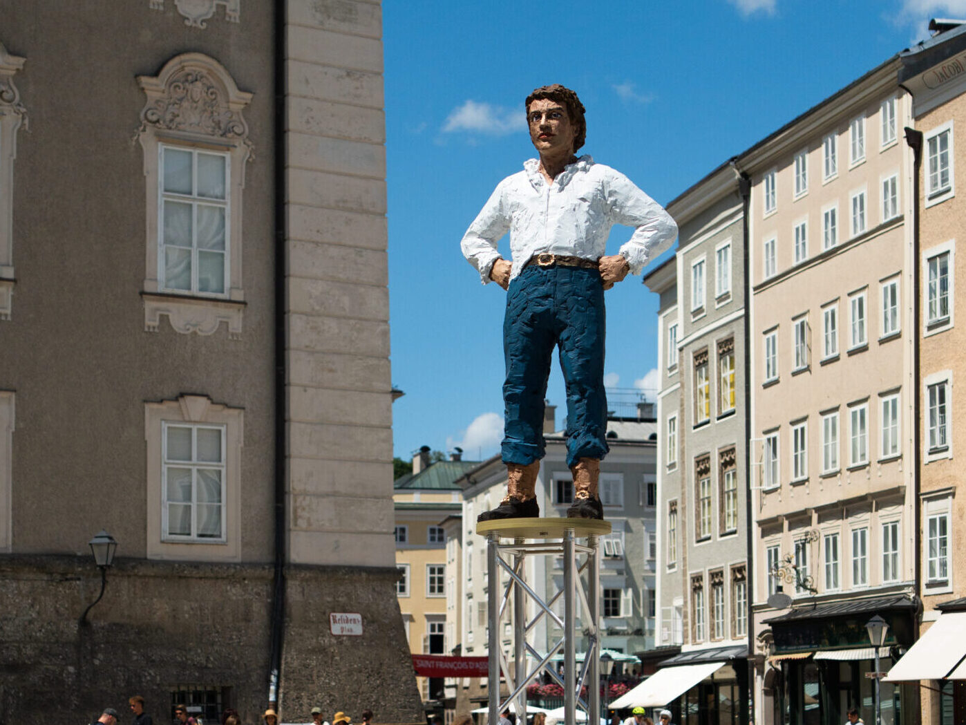 BALKENHOL-SALZBURG-47 Stephan Balkenhol, Là ci darem la mano … / Titel der Skulptur 2026 © Stephan Balkenhol, Bildrecht, Wien 2026 Foto: Dominik Kusion
